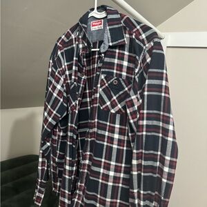 Hey, I’m selling this extra large cute wrangler flannel